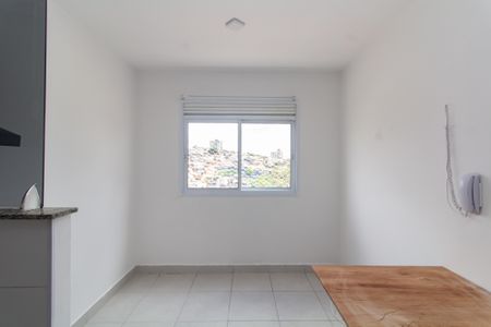 Sala/Cozinha de apartamento para alugar com 2 quartos, 33m² em Vila Carmosina, São Paulo