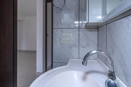 banheiro social_4 de apartamento para alugar com 2 quartos, 60m² em Jardim Celeste, São Paulo
