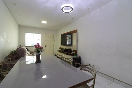 Casa à venda com 98m², 3 quartos e 2 vagasSala