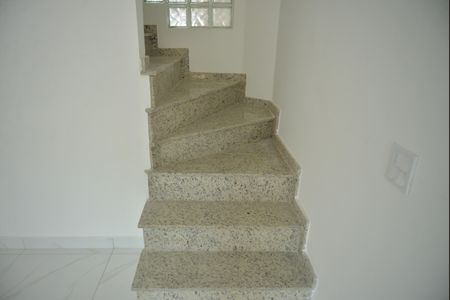 Casa à venda com 118m², 2 quartos e 2 vagasEscada