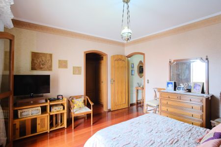 Casa à venda com 290m², 4 quartos e 4 vagasSuíte