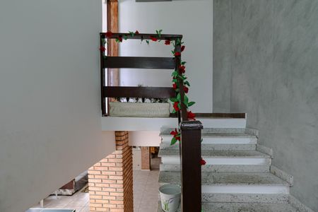 Casa para alugar com 320m², 3 quartos e 10 vagasEscada