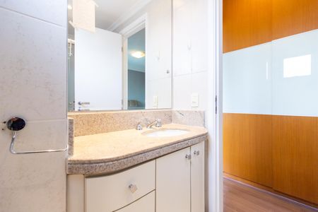 Apartamento à venda com 71m², 1 quarto e 2 vagasBanheiro da Suíte