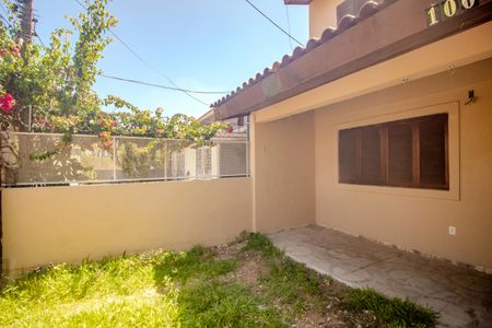 Casa à venda com 110m², 2 quartos e 2 vagas Casa à venda com 110m², 2 quartos e 2 vagasFachada