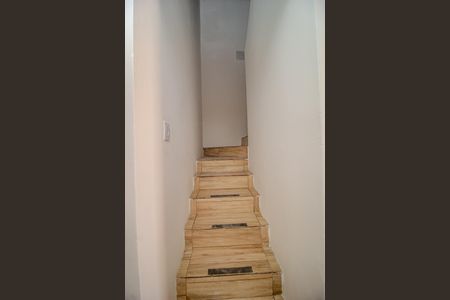 Casa à venda com 110m², 2 quartos e 2 vagas Casa à venda com 110m², 2 quartos e 2 vagasEscada