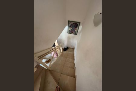 Casa para alugar com 130m², 3 quartos e 3 vagas Casa para alugar com 130m², 3 quartos e 3 vagasEscada