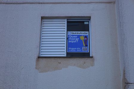 Apartamento para alugar com 42m², 2 quartos e sem vagaPlaca instalada na janela do imóvel (3º andar) - Código da placa: RXQW-1035