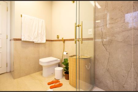 Apartamento à venda com 279m², 3 quartos e 5 vagas Apartamento à venda com 279m², 3 quartos e 5 vagasBanheiro 2