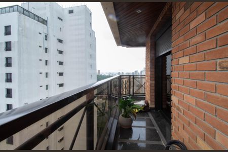 Apartamento à venda com 279m², 3 quartos e 5 vagas Apartamento à venda com 279m², 3 quartos e 5 vagasVaranda Suíte 2