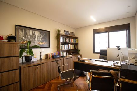 Apartamento à venda com 279m², 3 quartos e 5 vagas Apartamento à venda com 279m², 3 quartos e 5 vagasEscritório