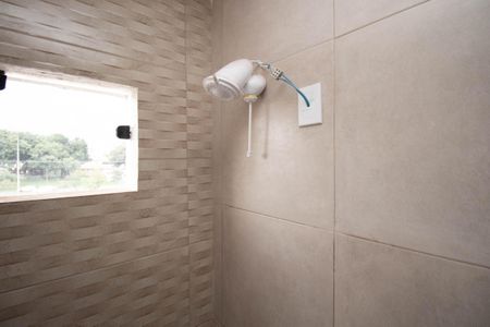 Banheiro de kitnet/studio para alugar com 1 quarto, 28m² em Guará, Brasília