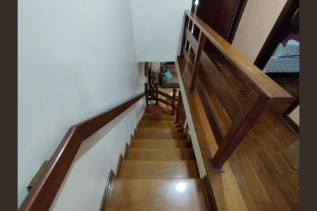 Casa à venda com 190m², 4 quartos e 2 vagasEscada