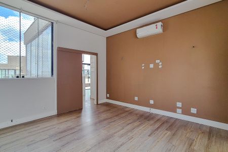 Apartamento à venda com 265m², 3 quartos e 4 vagas Apartamento à venda com 265m², 3 quartos e 4 vagasSala (Piso Superior)