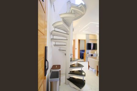 Apartamento à venda com 85m², 2 quartos e sem vagaEscada