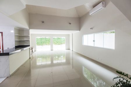 Casa de condomínio à venda com 480m², 4 quartos e 6 vagas Casa de condomínio à venda com 480m², 4 quartos e 6 vagasSala