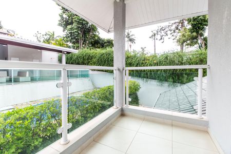 Casa de condomínio à venda com 480m², 4 quartos e 6 vagas Casa de condomínio à venda com 480m², 4 quartos e 6 vagasVaranda