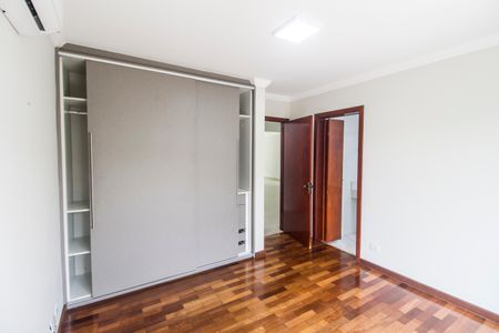 Casa de condomínio à venda com 480m², 4 quartos e 6 vagas Casa de condomínio à venda com 480m², 4 quartos e 6 vagasSuíte 3