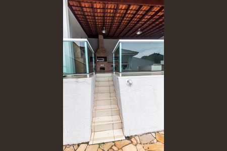 Casa de condomínio à venda com 480m², 4 quartos e 6 vagas Casa de condomínio à venda com 480m², 4 quartos e 6 vagasEscada