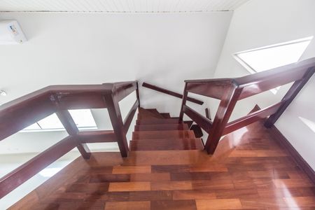 Casa de condomínio à venda com 480m², 4 quartos e 6 vagas Casa de condomínio à venda com 480m², 4 quartos e 6 vagasEscada