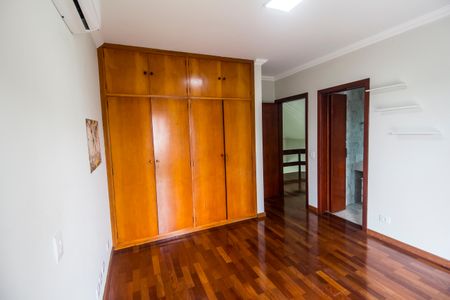 Casa de condomínio à venda com 480m², 4 quartos e 6 vagas Casa de condomínio à venda com 480m², 4 quartos e 6 vagasSuíte 2