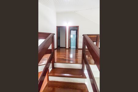 Casa de condomínio à venda com 480m², 4 quartos e 6 vagas Casa de condomínio à venda com 480m², 4 quartos e 6 vagasEscada