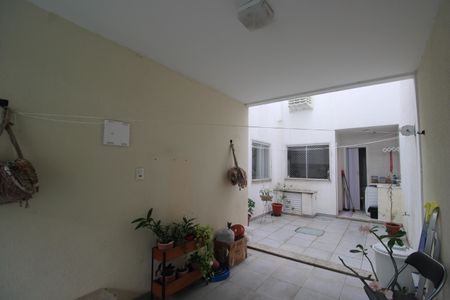 Casa de condomínio à venda com 110m², 3 quartos e sem vagaQuintal