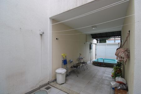 Casa de condomínio à venda com 110m², 3 quartos e sem vagaQuintal