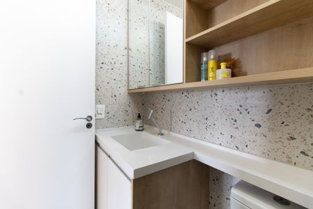 Apartamento à venda com 67m², 2 quartos e 1 vaga Apartamento à venda com 67m², 2 quartos e 1 vagaBanheiro Social