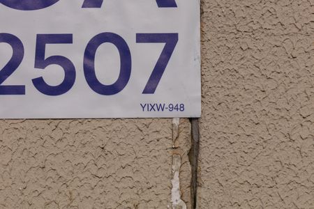 Apartamento para alugar com 48m², 2 quartos e sem vagaPlaca instalada na fachada do condomínio - Código da placa: YIXW-948