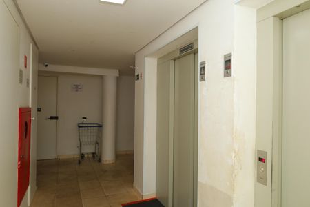 Apartamento para alugar com 48m², 2 quartos e sem vagaÁrea comum - Saguão do prédio