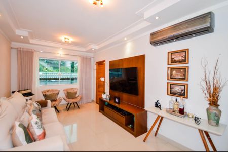 Casa à venda com 250m², 3 quartos e 6 vagasSala