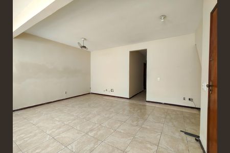 Sala de casa para alugar com 2 quartos, 75m² em Imperial de São Cristóvão, Rio de Janeiro