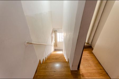 Casa para alugar com 147m², 2 quartos e 1 vaga Casa para alugar com 147m², 2 quartos e 1 vagaEscada