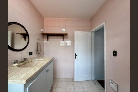 Casa para alugar com 180m², 2 quartos e 2 vagas Casa para alugar com 180m², 2 quartos e 2 vagasBanheiro Suíte