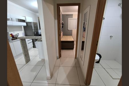 Corredor de apartamento para alugar com 2 quartos, 49m² em Dona Zulmira, Uberlândia