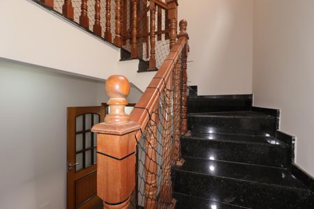 Casa à venda com 277m², 3 quartos e 5 vagasEscada para o piso superior