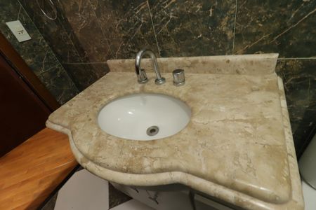 Casa à venda com 277m², 3 quartos e 5 vagasBanheiro da Suíte 1 - Pia