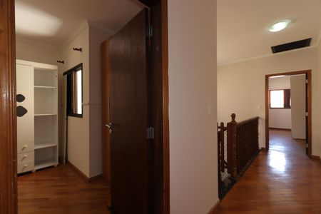 Casa à venda com 277m², 3 quartos e 5 vagasCorredor do piso superior