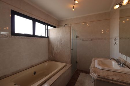 Casa à venda com 277m², 3 quartos e 5 vagasBanheiro da Suíte 3