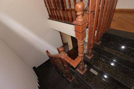 Casa à venda com 277m², 3 quartos e 5 vagasEscada para o piso superior