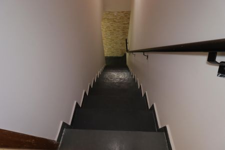 Casa à venda com 277m², 3 quartos e 5 vagasEscada para a garagem