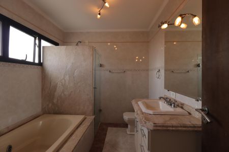 Casa à venda com 277m², 3 quartos e 5 vagasBanheiro da Suíte 3