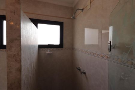 Casa à venda com 277m², 3 quartos e 5 vagasBanheiro da Suíte 3 - Box