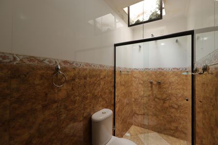 Casa à venda com 277m², 3 quartos e 5 vagasBanheiro da Suíte 2