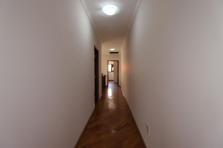 Casa à venda com 277m², 3 quartos e 5 vagasCorredor do piso superior