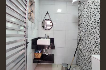 Casa de condomínio à venda com 110m², 3 quartos e 2 vagasBanheiro na Área de Serviço