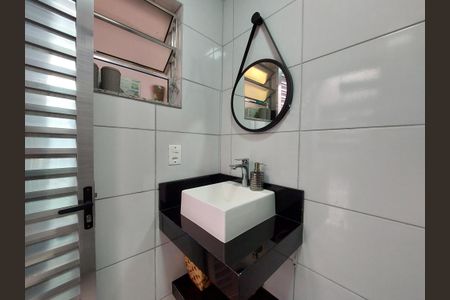 Casa de condomínio à venda com 110m², 3 quartos e 2 vagasBanheiro na Área de Serviço