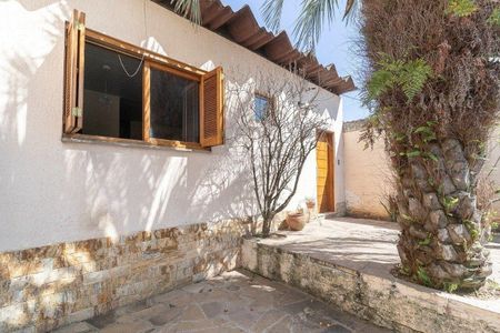 Casa à venda com 129m², 4 quartos e 1 vaga