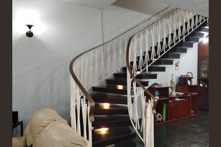 Casa para alugar com 300m², 4 quartos e 3 vagasEscada em granito