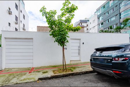 Casa à venda com 170m², 3 quartos e 3 vagas Casa à venda com 170m², 3 quartos e 3 vagasFachada
